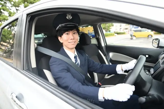 タクシーを運転する男性